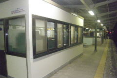駅壁塗装中